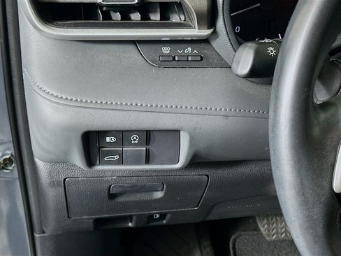 Used 2023 Toyota Highlander LE FWD image 17