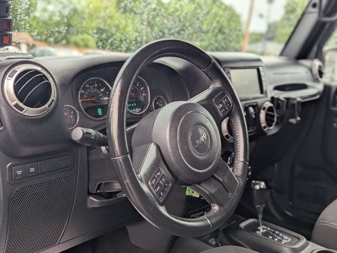 Used 2017 Jeep Wrangler Unlimited Rubicon w/ Connectivity Group AWD/4WD image 17
