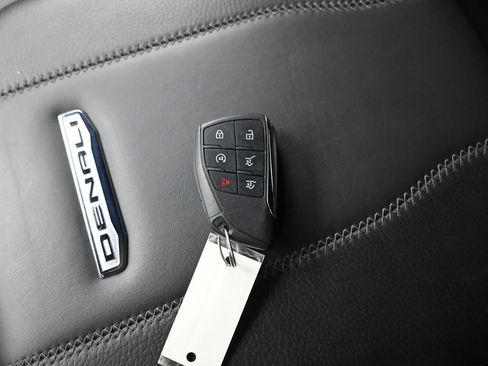 Used 2025 GMC Yukon Denali image 19