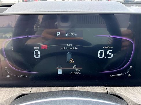 Used 2024 Kia Telluride EX w/ EX Captain's Chair Package FWD image 23