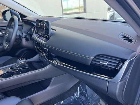 Used 2023 Nissan Rogue SL w/ SL Premium Package image 25