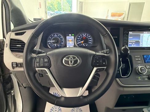 Used 2020 Toyota Sienna XLE w/ XLE Navigation Package FWD image 20