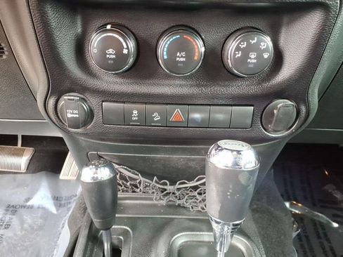 Used 2018 Jeep Wrangler Unlimited Sport w/ Connectivity Group AWD/4WD image 21