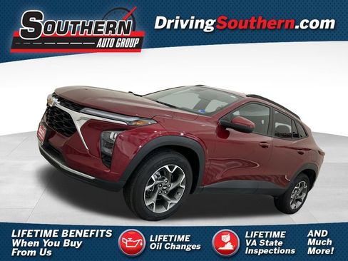 Used 2025 Chevrolet Trax LT FWD image 1