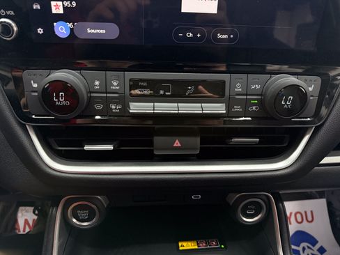 Used 2024 Toyota Grand Highlander AWD image 17