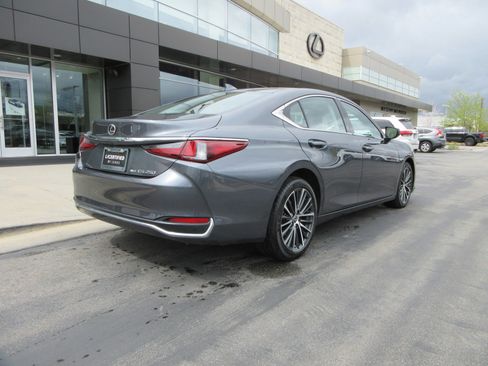 Used 2023 Lexus ES 250 w/ Premium Package image 9