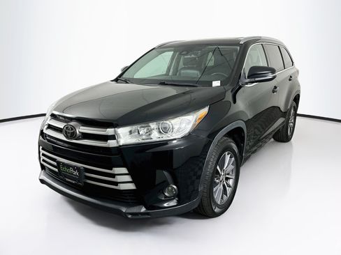 Used 2018 Toyota Highlander XLE FWD image 3