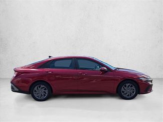 Used 2024 Hyundai Elantra SEL FWD video 3