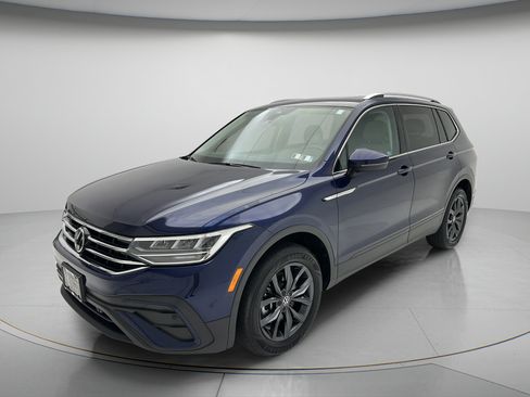 Used 2023 Volkswagen Tiguan SE AWD/4WD image 3