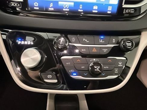 Used 2024 Chrysler Pacifica Touring-L FWD image 22