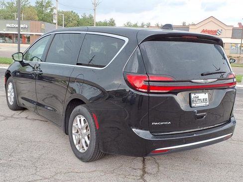 Used 2024 Chrysler Pacifica Touring-L image 2