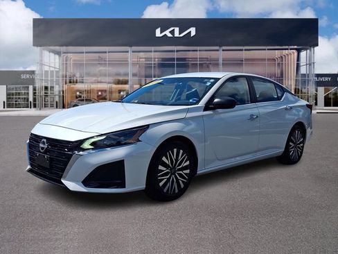 Used 2024 Nissan Altima 2.5 SV FWD image 3
