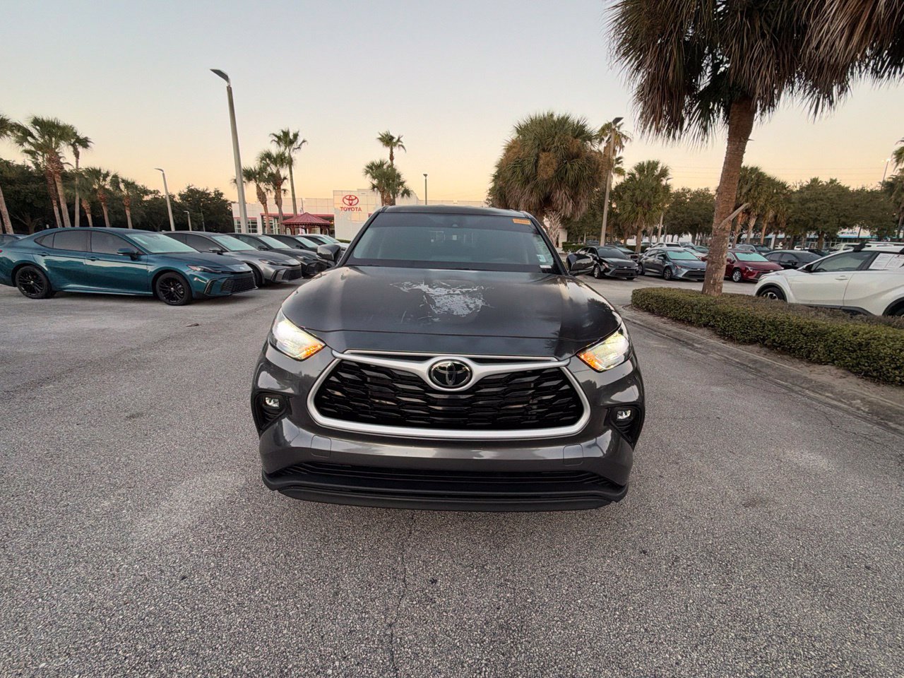 Used 2025 Toyota Highlander LE FWD image 5