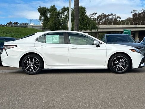 Used 2023 Toyota Camry SE image 4