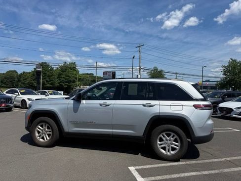 Used 2022 Jeep Grand Cherokee Laredo w/ Luxury Tech Group I AWD/4WD image 6