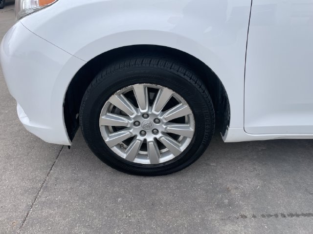 Used 2017 Toyota Sienna LE AWD/4WD image 29