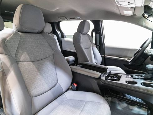 Certified 2025 Toyota Sienna LE FWD image 15