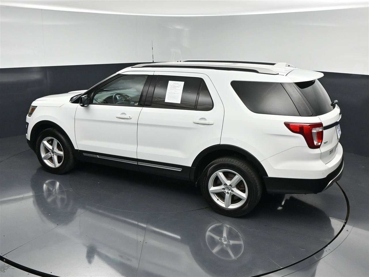 Used 2016 Ford Explorer XLT AWD/4WD image 26