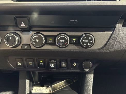 Used 2019 Toyota Tacoma TRD Off-Road w/ Technology Package AWD/4WD image 19