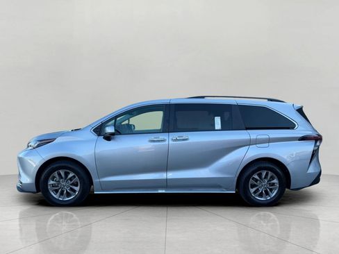 Used 2024 Toyota Sienna XLE image 7