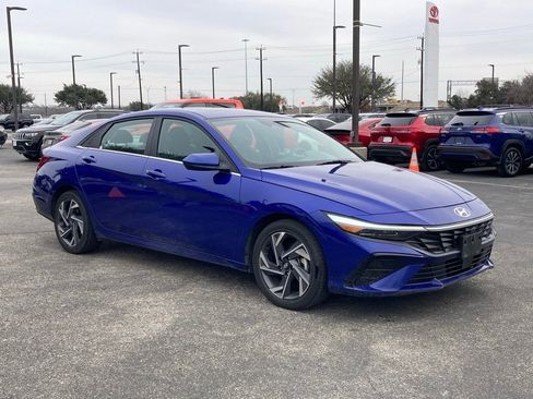 Used 2025 Hyundai Elantra SEL image 3