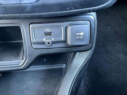 Used 2018 Jeep Renegade Latitude FWD image 14