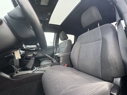 Used 2016 Toyota Tacoma TRD Off-Road w/ Premium & Technology Package image 17