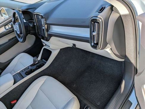 Used 2019 Volvo XC40 T5 Momentum image 23