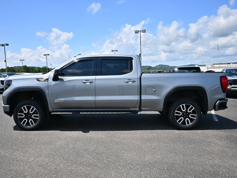 Used 2024 GMC Sierra 1500 AT4 w/ Technology Package AWD/4WD image 5