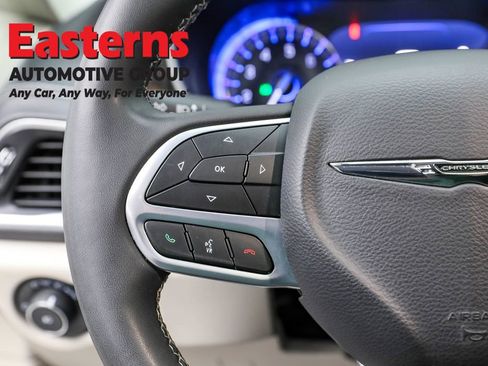 Used 2023 Chrysler Pacifica Limited image 15