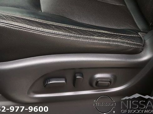 Used 2021 Nissan Titan SL w/ Moonroof Package AWD/4WD image 17