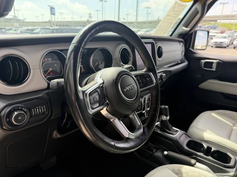 Used 2022 Jeep Wrangler Unlimited Sahara image 32