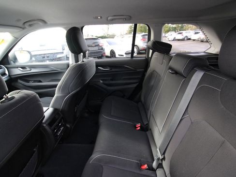 Used 2023 Jeep Grand Cherokee Laredo w/ Luxury Tech Group I AWD/4WD image 14