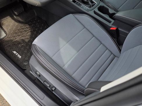 Used 2026 Volkswagen Jetta SE FWD image 21