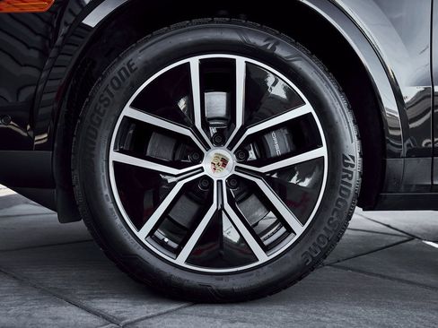 Used 2024 Porsche Cayenne Coupe image 3