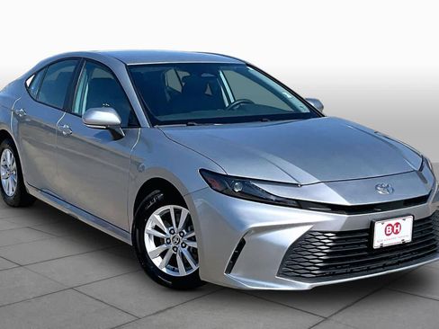 Used 2025 Toyota Camry LE FWD image 3