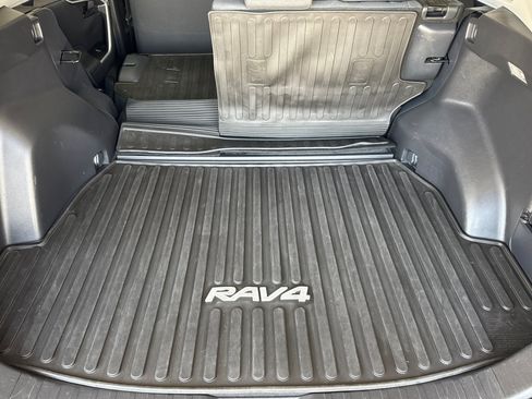 Used 2021 Toyota RAV4 LE AWD/4WD image 14