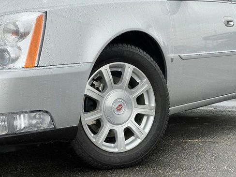 Used 2009 Cadillac DTS w/ Sun And Navigation Package FWD image 2