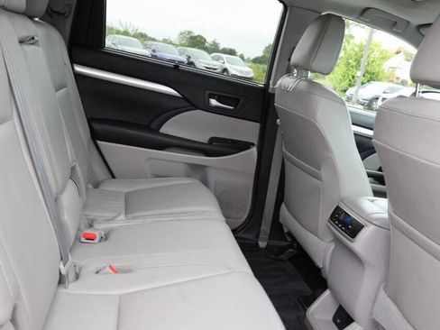Used 2016 Toyota Highlander XLE AWD/4WD image 16