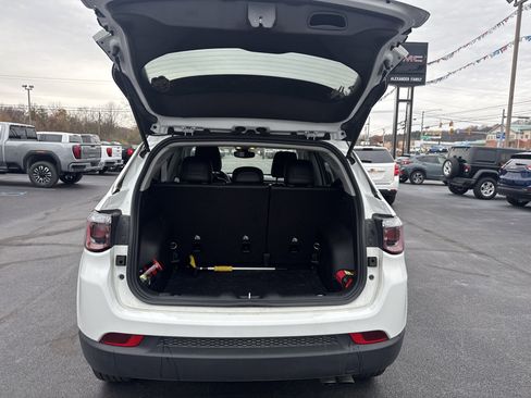 Used 2022 Jeep Compass Limited image 5