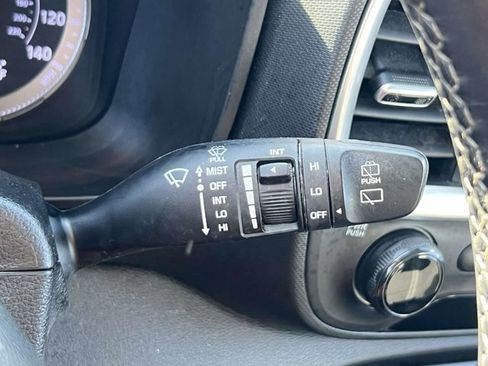 Used 2021 Hyundai Venue SEL image 22