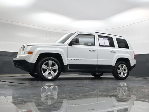 Used 2015 Jeep Patriot Latitude FWD image 32