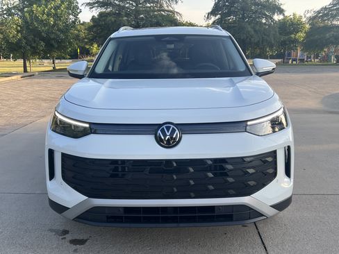 Used 2025 Volkswagen Tiguan SE w/ Panoramic Sunroof Package FWD image 3