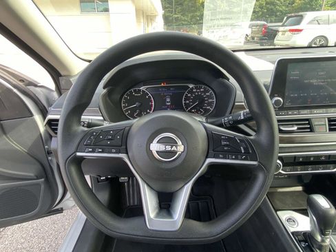 Used 2024 Nissan Altima 2.5 SV image 12