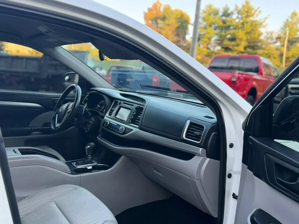 Used 2015 Toyota Highlander Plus AWD/4WD image 12