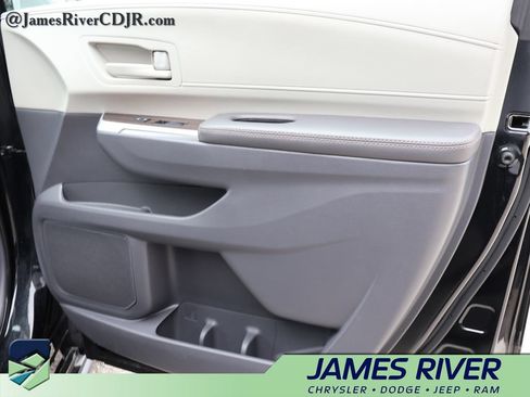Used 2024 Toyota Sienna LE FWD image 8