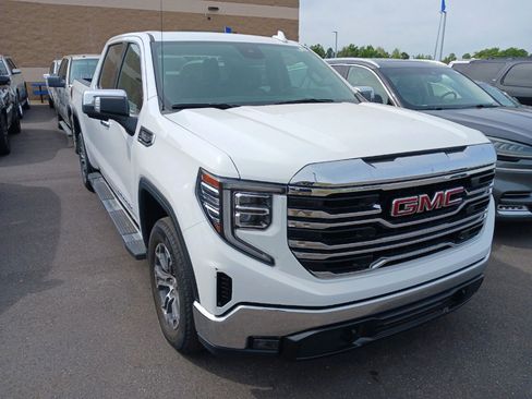 Used 2024 GMC Sierra 1500 SLT image 1