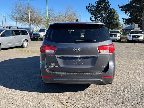Used 2017 Kia Sedona LX w/ LX Essentials Premium Package image 4
