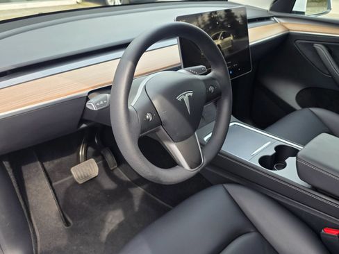 Used 2025 Tesla Model Y Long Range RWD image 8