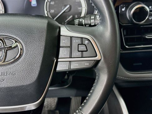 Used 2022 Toyota Highlander XSE FWD image 18